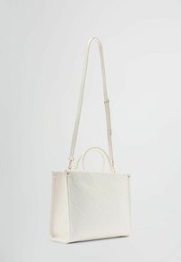 Borsa in pelle bianca con design a trapunte, tracolla regolabile e due manici superiori. Presenta dettagli in hardware dorato.