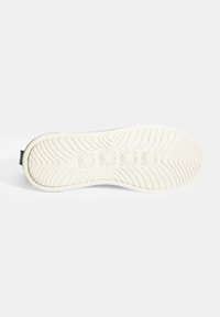 Witte rubberen schoenenzool met een gestructureerd grippatroon, voorzien van een gladde rand en een lichte kromming. Geen zichtbare merknaam of accenten.