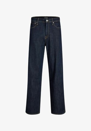 Jeans de mezclilla azul oscuro con un corte de pierna recta, cosidos con hilo dorado en contraste, que cuentan con cinco bolsillos y un cierre frontal con botón.