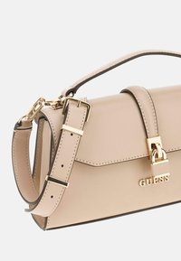 Borsa beige con design strutturato, accessori in metallo dorato e tracolla regolabile. Presenta una chiusura a scatto e dettagli con logo impresso.