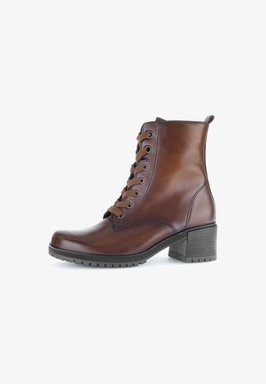 Bruine leren enkelboot met een rond punt, veterontwerp, gestructureerde accenten, achterste lus en een stevige rubberen hak voor grip.