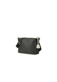 Borsa a spalla nera con motivo, dal texture liscia, dotata di tracolla regolabile e un'etichetta decorativa, arricchita da dettagli in metallo chiaro.