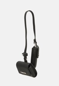 Calvin Klein MUST POUCH DANGLE - Etui na telefon komórkowy