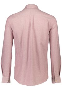 Camisa de botones de manga larga en rosa claro con una textura suave, cuello y dobladillo redondeado. Presenta botones en los puños y en la parte posterior.