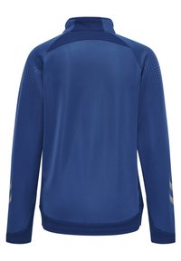 Giacca sportiva blu con colletto alto, maniche lunghe, tessuto strutturato e accenti argentati a contrasto sulle spalle e sui polsini.
