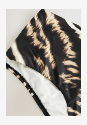 Crni i smeđi kupać dno s uzorkom koje se ističe glatkim materijalom s sjajnim završetkom, kontrastnim bijelim oblogom i šivenim crnim obrubom.