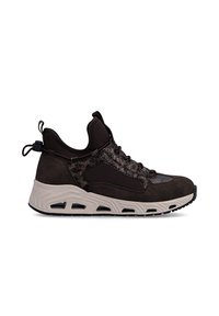 Chaussure de sport foncée avec panneaux texturés, semelle blanche épaisse à détails découpés, semelle extérieure noire en caoutchouc et fermeture à lacets.