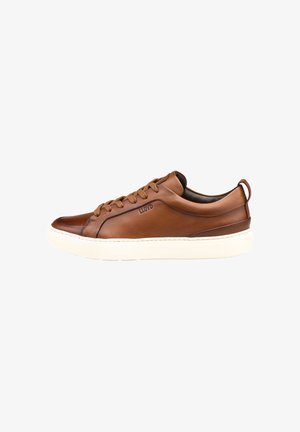 Braune Ledersneaker mit elegantem Design, runder Zehenform und kontrastierender weißer Gummisohle. Mit tonalen Schnürsenkeln und minimalem Branding.