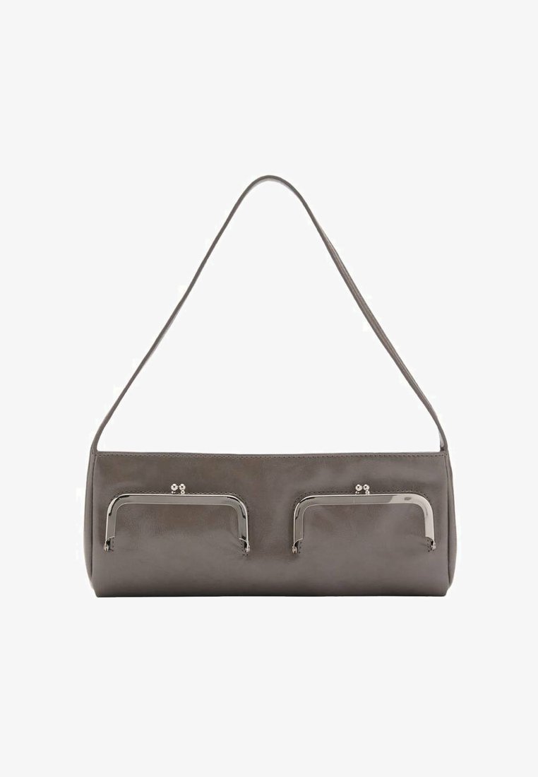 Grijze leren handtas met een lange schouderband, voorzien van twee metallic drukknoopvakjes aan de voorkant. Glad textuur en minimalistisch ontwerp.