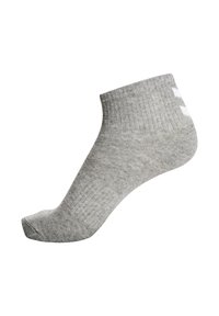 Grå ankelstrumpa tillverkad av ett strukturerat stickat material med ribbad mudg och diskret vitt logotyp på sidan.