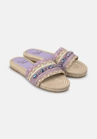 Sandali intrecciati viola e beige con cinturini intrecciati e strass decorativi. Punta rotonda e supporto per il piede in corda testurizzata.