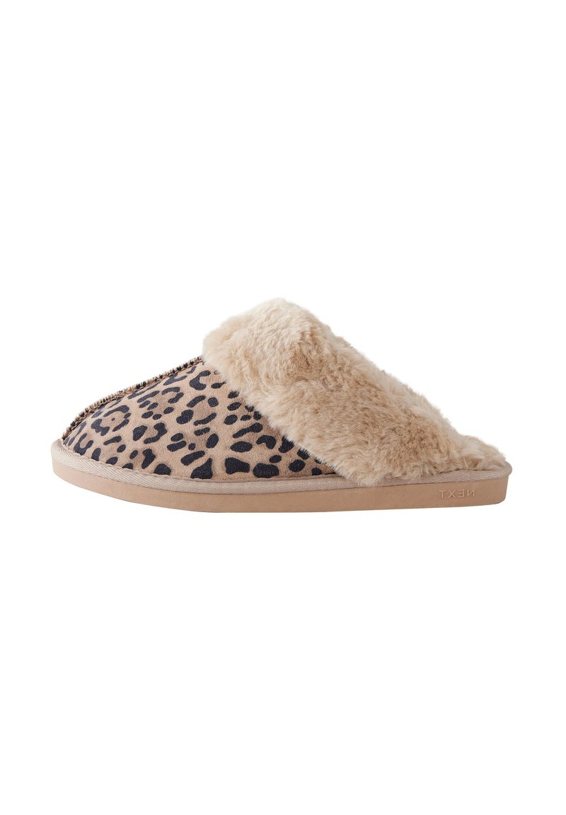 Chaussons imprimé léopard avec un col en fausse fourrure beige et duveteuse, une tige en daim et une semelle douce. Détails cousus et marquage de la marque sur la semelle.