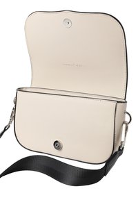 Borsa a tracolla in pelle beige con finitura liscia, bordi neri, chiusura a scatto magnetico e tracolla nera staccabile. Interno non foderato.