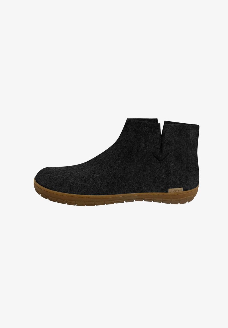 Bottines noires en feutre avec une semelle en caoutchouc, présentant un design simple et un tige de hauteur moyenne. Pas de matériel ou d'accents visibles.