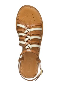 Sandalo in pelle marrone con strisce bianche, design intrecciato, soletta perforata e cinturino alla caviglia regolabile. Suola piatta con dettagli di cucitura.