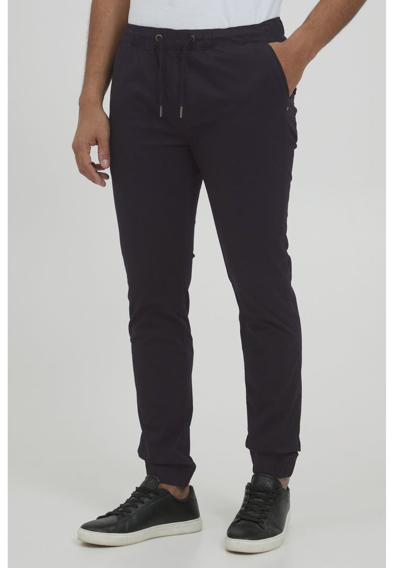 Herren Trainingsanzüge | 11 Project Jogginghose black/schwarz - XN94326 Herren Trainingsanzüge | 11 Project Jogginghose black/schwarz - XN94326
