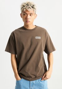 Vans EARTHBOUND LOOSE FIT - Camiseta estampada - dark brown