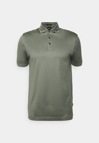 Kortärmad pikétröja i mjuk, olivgrön tyg, med klassisk krage, treknäppning och en liten logodetalj.