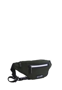 Riñonera verde oliva con acentos y cremalleras negras. Cuenta con múltiples bolsillos con cremallera y una correa ajustable para un ajuste seguro.