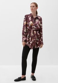 s.Oliver BLACK LABEL LONG À IMPRIMÉ ALL OVER - Overhemdblouse - bordeaux