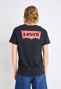 Levi's® CLASSIC GRAPHIC - Camiseta estampada - core caviar