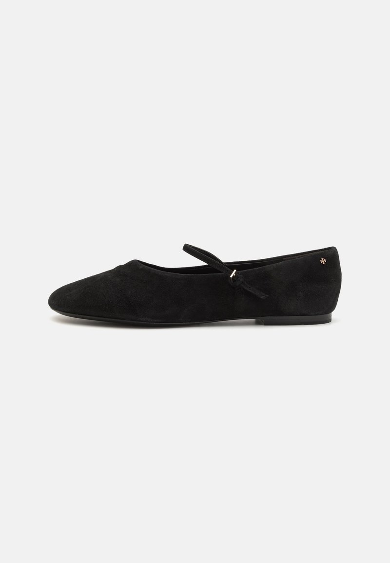 Chaussure plate Mary Jane en daim noir avec une fine bride sur le cou-de-pied et un petit logo en métal près du talon.
