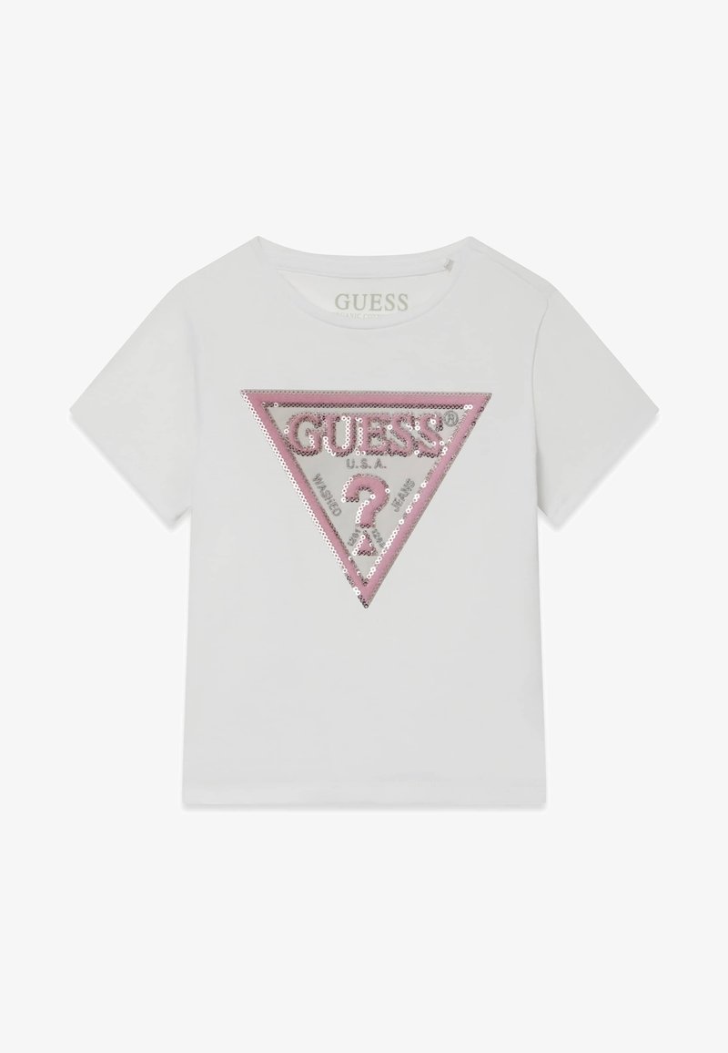 Camiseta blanca de algodón con mangas cortas que presenta un diseño de triángulo con lentejuelas rosas y el logo "GUESS" en letras metálicas.