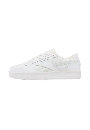 Baskets basses blanches avec fermeture à lacets, bout perforé et marquage discret sur le côté et le talon, vues de profil.
