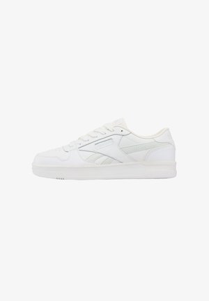 Sneaker bianca basse con chiusura con lacci, punta traforata e marchio discreto sul lato e sul tallone, mostrata di profilo.