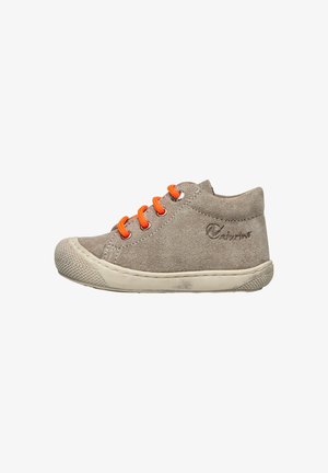 Zapatillas altas de ante beige con cordones naranjas, suela de goma blanca y punta texturizada. Presentan detalles cosidos y un logo en el lateral.