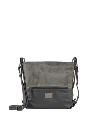 Kéttónusú szürke bőr oldaltáska állítható pánttal, elülső cipzáras zsebbel és alsó részen fém márkajelzéssel.