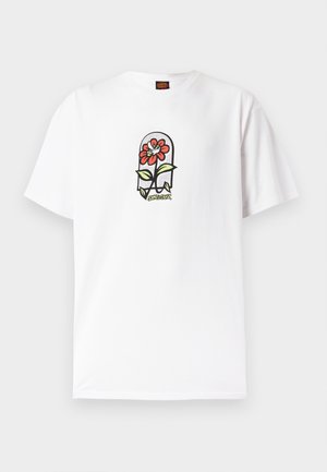 Valge lühikeste varrukatega T-särk, mille keskel on punase lillega rohelistest lehtedest koosnev graafika kaarekujulises raamistikus ja all tekst "Santa Cruz".