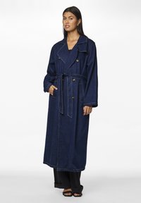 Pieces PCFREYA LONG - Gabardina - dark blue denim