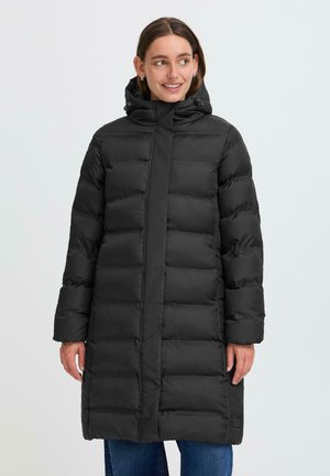 Doudoune noire avec capuche, présentant un design matelassé, des manches longues et une coupe droite. Texture douce et fermeture éclair frontale discrète.