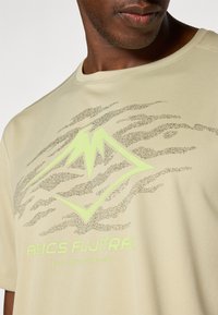 ASICS FUJITRAIL LOGO TOP - Sport T-Shirt - khaki