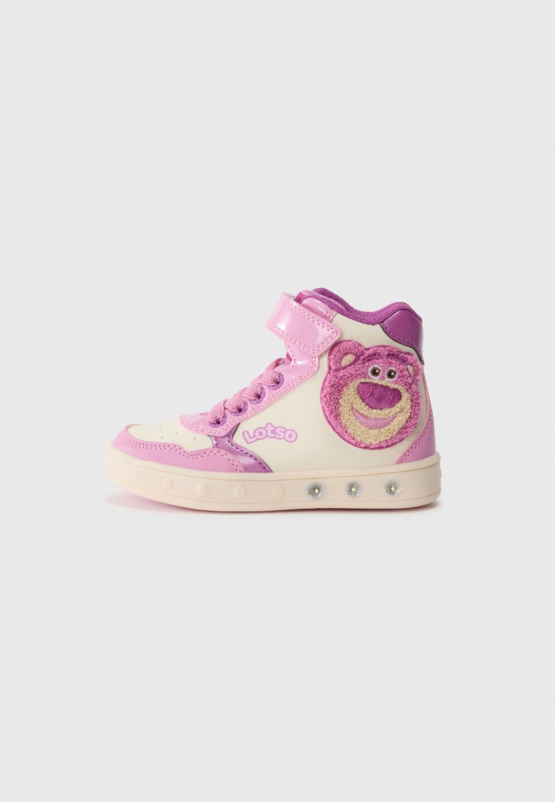 Sneakers altos cor-de-rosa com acabamentos brilhantes, apresentando um personagem Lotso peludo na lateral, strap em Velcro e detalhes decorativos em gemas.