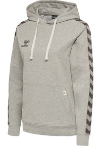 Sudadera con capucha gris hecha de una mezcla de algodón. Presenta un bolsillo frontal, cordones blancos y acentos en chevron oscuros en las mangas.