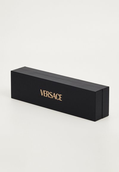 Schwarze rechteckige Box mit goldenem "VERSACE"-Logo. Glatte Textur, minimalistisches Design, mit einem faltbaren Deckel am Ende geschlossen.