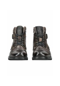 Bottes en cuir marron avec orteils arrondis, texture multicolore, lacets noirs et boucle latérale. Semelle robuste et col rembourré pour le confort.