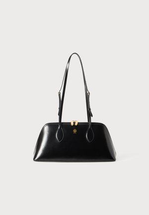 Bolso de cuero negro con una forma estructurada, dos asas superiores, herrajes dorados y un logo grabado en la parte frontal. Textura suave, diseño minimalista.