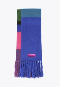 Sciarpa di lana con un design a patchwork in blu, rosa, verde e nero, con bordi frangia e una piccola etichetta metallica.
