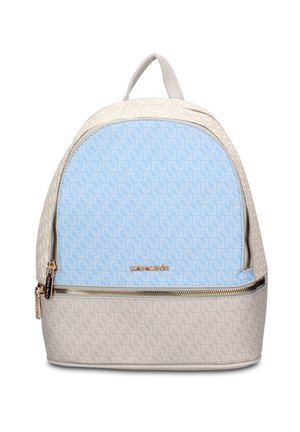 Petit sac à dos structuré avec panneau avant bleu clair et côtés beige, avec des fermetures éclair dorées et un tissu à motifs.