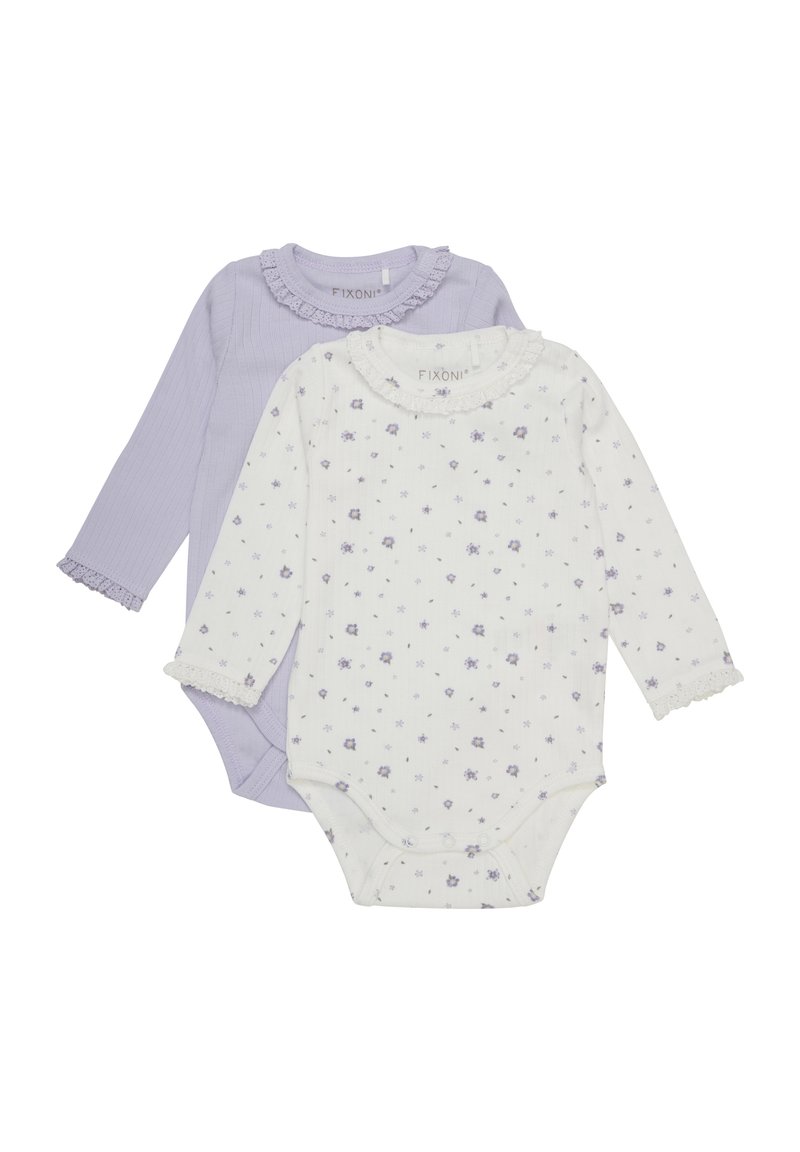 Deux bodys en manches longues : un lavande avec un col volanté, un blanc avec un imprimé floral violet. Les deux ont des fermetures à pression et une délicate bordure en dentelle.