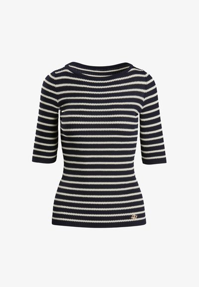 Tamsiai mėlynos ir grietinėlės spalvos dryžuotas megztinis su trumpomis rankovėmis, raštuotas tekstūros, plačiu kaklu ir mažuoju auksiniu logotipu apatine dalyje.