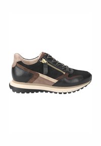 Schwarzer und brauner Sneaker mit einer Kombination aus Wildleder und Leder, der eine strukturierte Oberfläche, einen Reißverschlussakzent und eine weiße Mittelsohle aufweist.