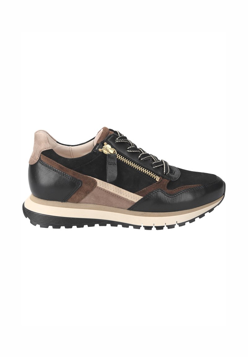 Schwarzer und brauner Sneaker mit einer Kombination aus Wildleder und Leder, der eine strukturierte Oberfläche, einen Reißverschlussakzent und eine weiße Mittelsohle aufweist.