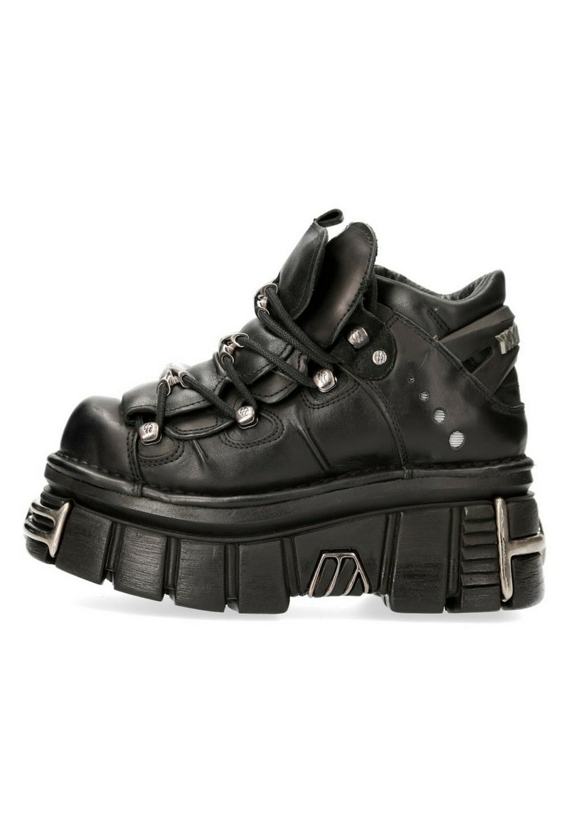 Schwarze Leder-Ankle-Boots mit klobigen Plateausohlen, Schnürverschluss und metallischen Akzenten. Sie verfügen über einen gepolsterten Schaft und strukturierte Details.