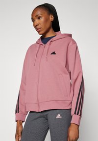 adidas Sportswear FUTURE ICONS THREE STRIPES FULL ZIP - Camisola com fecho - preloved crimson
