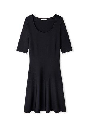 Černé šaty s krátkým rukávem a kulatým výstřihem, vyrobené z měkké látky. Sukně s rozšířeným střihem, hladká textura a bez viditelných vzorů.