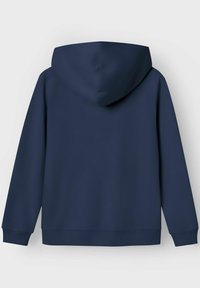 Sweatshirt à capuche bleu marine avec des manches longues, fabriqué en tissu doux, arborant un design simple et des poignets et un ourlet côtelés.